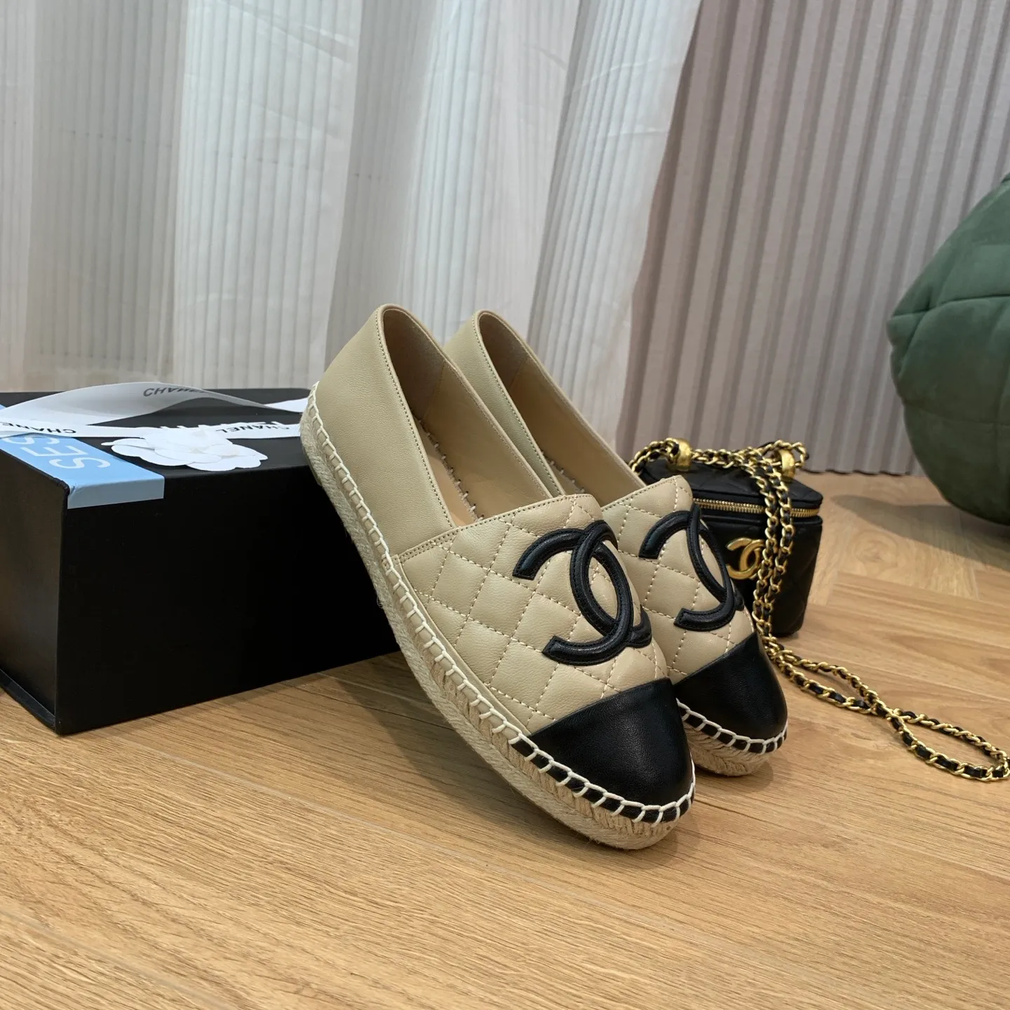 👟👟Ex-factory price 480👟👟 👑New colors are coming ✌️The new version of Chanel fisherman shoes is coming❗️Delivered in a complete set of top-notch packaging. The quality of my fisherman shoes has not been introduced much, everyone who has tried it knows it! The original customized upper, and my outsole is the original translucent outsole, the opaque outsole is the wrong version, full set of authentic packaging ❗️ size: 35-40, running price